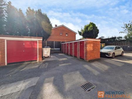 2 bedroom Flat to let in Lichfield Road, Shelfield, WS4