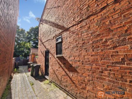 1 bedroom Flat to let in Field Road, Walsall, WS3
