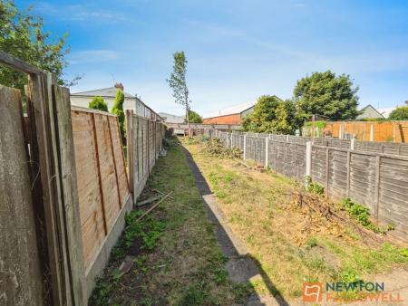 2 bedroom Terraced House to let in Bloxwich Road, Walsall, WS2