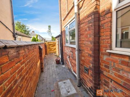 2 bedroom Terraced House to let in Bloxwich Road, Walsall, WS2