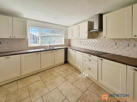 3 bedroom Semi-detached house to let in Meadow Lane, Willenhall, WV12