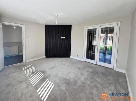 3 bedroom Semi-detached house to let in Meadow Lane, Willenhall, WV12