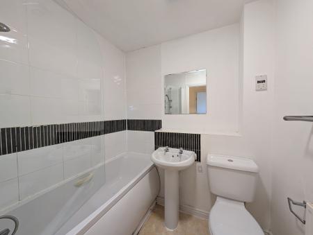 2 bedroom Flat to let in Walker Road, Walsall, WS3
