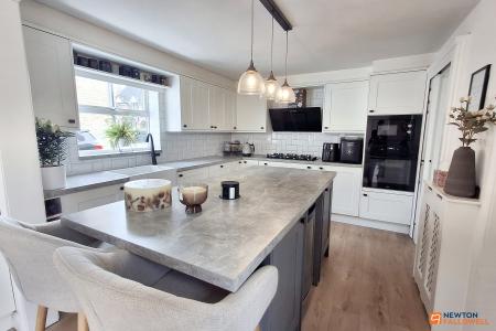 5 bedroom Detached house for sale in Crystal Drive, Sugar Way, Woodston, Peterborough, PE2