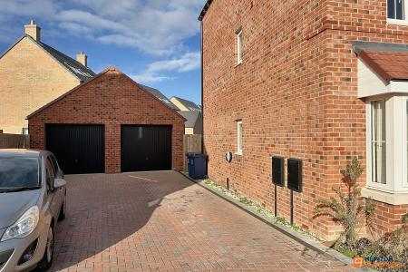 4 bedroom Semi-detached house for sale in Senliz Road, Alconbury Weald, PE28