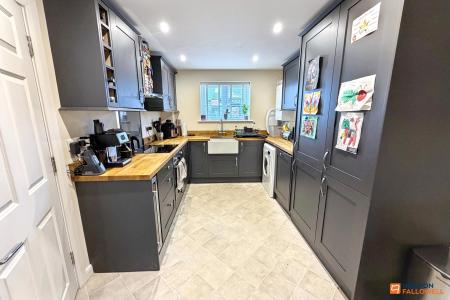 4 bedroom Semi-detached house for sale in Southfields Drive, Stanground, Peterborough, PE2