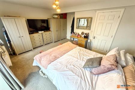 4 bedroom Semi-detached house for sale in Southfields Drive, Stanground, Peterborough, PE2