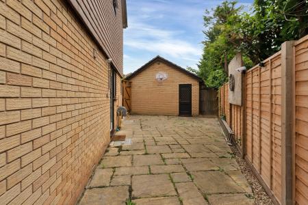 4 bedroom Detached house for sale in College Park, Peterborough, PE1