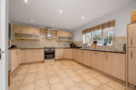 7 bedroom Detached house for sale in Arbroath Gardens, Orton Northgate, Peterborough, PE2