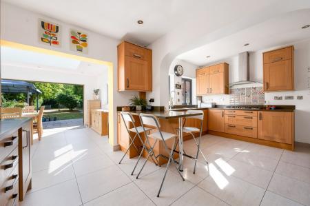 5 bedroom Semi-detached house for sale in Broadway Gardens, Peterborough, PE1