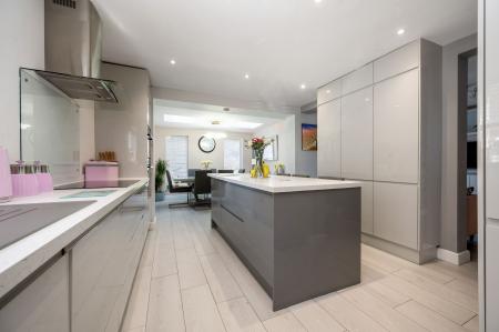 4 bedroom Detached house for sale in Shore View, Hampton Hargate, Peterborough, PE7