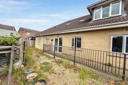2 bedroom Ground floor flat to let in Renson Close, Peterborough, PE4