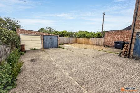 2 bedroom Flat to let in Lincoln Road, Walton, Peterborough, PE4