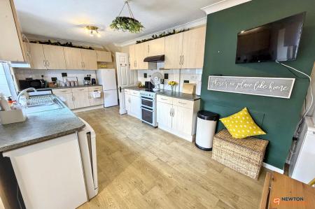 3 bedroom End of terrace house for sale in Spencer Avenue, Stanground, Peterborough, PE2