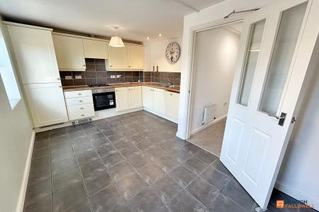 5 bedroom Semi-detached house to let in Lyvelly Gardens, Peterborough, PE1