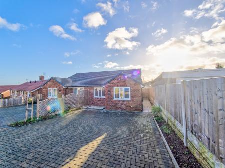 2 bedroom Semi-detached bungalow for sale in Wood Avenue, Creswell, S80