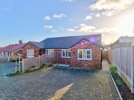 2 bedroom Semi-detached bungalow for sale in Wood Avenue, Creswell, S80