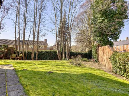 2 bedroom Apartment for sale in Grove Court, Worksop, S80