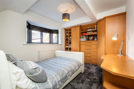 5 bedroom Detached house for sale in Park Street, Worksop, S80