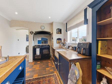 4 bedroom Detached house for sale in Sparken Hill, Worksop, S80