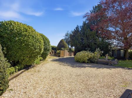5 bedroom Detached house for sale in Hollin Hill Road, Clowne, S43