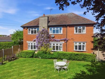 5 bedroom Detached house for sale in Hollin Hill Road, Clowne, S43