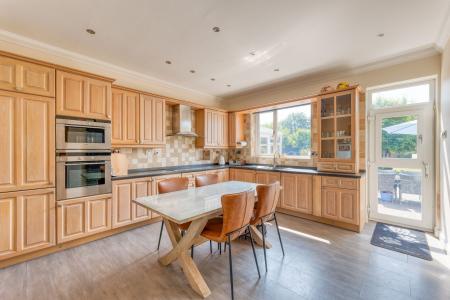5 bedroom Detached bungalow for sale in Goose Lane, Wickersley, S66