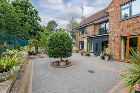 4 bedroom Detached house for sale in Sparken Hill, Worksop, S80