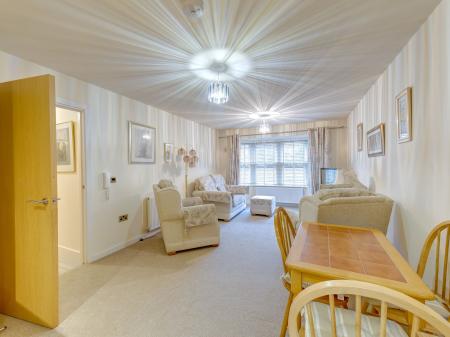 2 bedroom Flat for sale in Grove Court, Worksop, S80