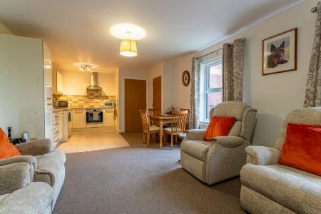 2 bedroom Flat for sale in Grove Court, Worksop, S80