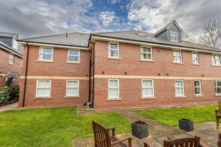 2 bedroom Flat for sale in Grove Court, Worksop, S80