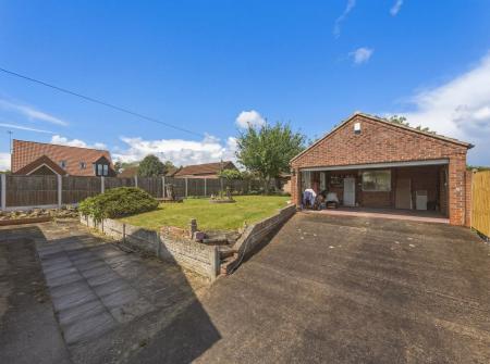 3 bedroom Detached bungalow for sale in Harworth Avenue, Blyth, S81