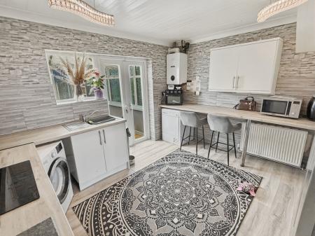 3 bedroom Semi-detached house for sale in Airstone Road, Askern, DN6