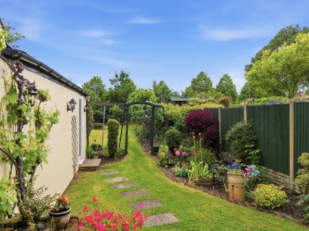 2 bedroom Semi-detached house for sale in Baulk Lane, Worksop, S81