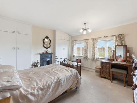 2 bedroom Semi-detached house for sale in Baulk Lane, Worksop, S81