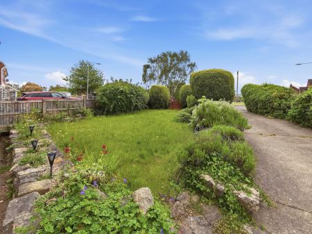 3 bedroom Semi-detached house for sale in Thackeray Close, Worksop, S81