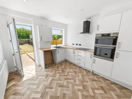 3 bedroom Semi-detached house for sale in Sutton Road, Askern, DN6