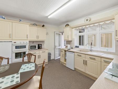 2 bedroom Detached bungalow for sale in Shireoaks Common, Shireoaks, S81