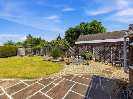 2 bedroom Detached bungalow for sale in Shireoaks Common, Shireoaks, S81