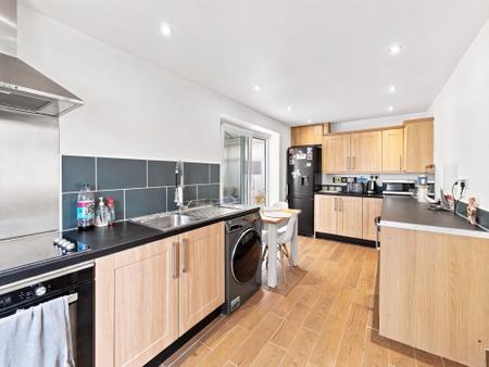 2 bedroom Semi-detached house for sale in Kingston Road, Carlton-In-Lindrick, S81