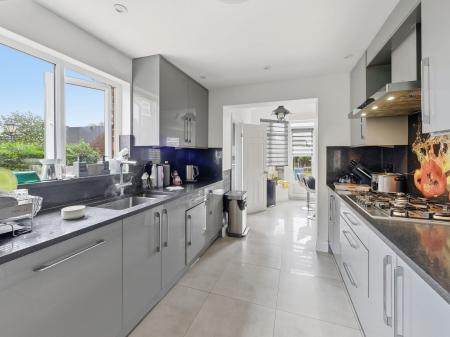 4 bedroom Detached house for sale in Long Lane, Carlton-In-Lindrick, S81