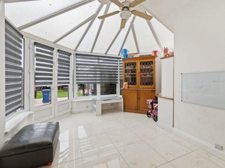4 bedroom Detached house for sale in Long Lane, Carlton-In-Lindrick, S81