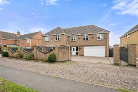 5 bedroom Detached house for sale in High Street, Ingoldmells, PE25