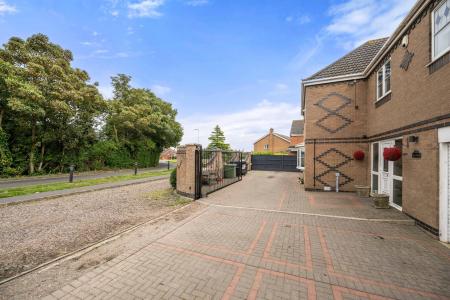 5 bedroom Detached house for sale in High Street, Ingoldmells, PE25