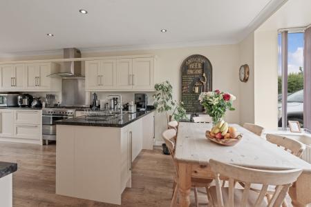 6 bedroom Detached house for sale in Low Road, Friskney, PE22