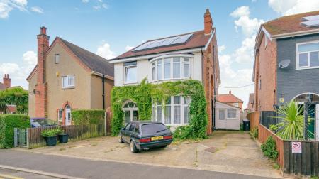 6 bedroom Detached house for sale in Glentworth Crescent, Skegness, PE25