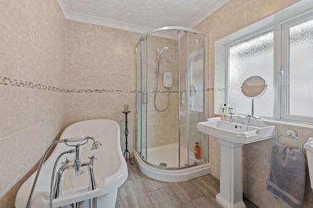 4 bedroom Detached house for sale in Marine Avenue, Skegness, PE25