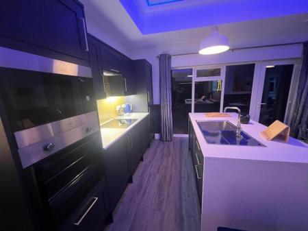 4 bedroom Detached bungalow for sale in Summer Gates Lane, Bratoft, PE24