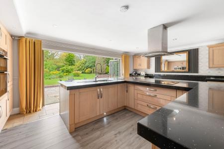 4 bedroom Detached bungalow for sale in Summer Gates Lane, Bratoft, PE24