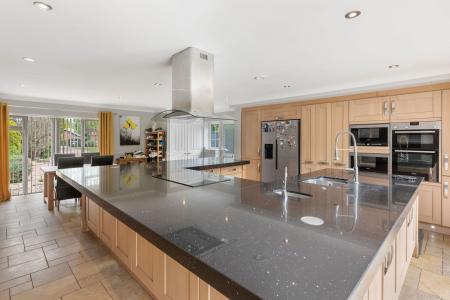 4 bedroom Detached bungalow for sale in Summer Gates Lane, Bratoft, PE24